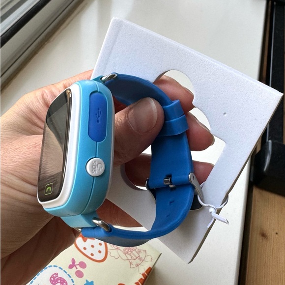 NWT Kids GPS tracker. Blue colour. Smart watch tracker, waterproof, SOS calls. - Picture 9 of 10